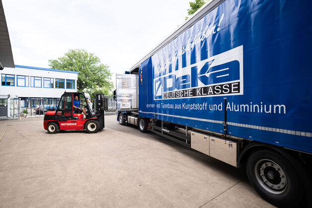 LKW von DeKa Kunststoffenster in Jöllenbeck